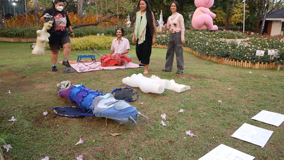 special guest boat walks towards the blue mannequin as the others look on